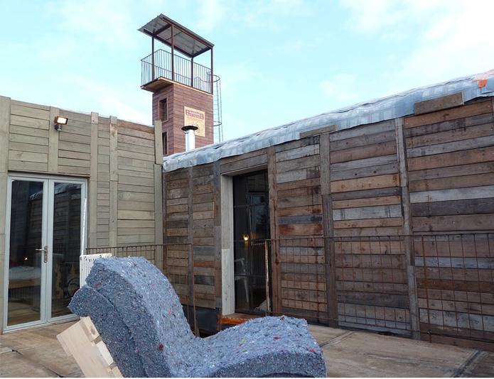 Une maison neuve faite de la récupération des poubelles