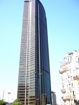 Après la tour Eiffel, c’est la tour Montparnasse qui s’éclaire
