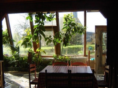 Matériaux recyclés : la première maison Earthship de France