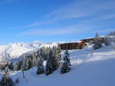 Immobilier des neiges, combien pour un chalet à Courchevel ? Et pour un studio à Chamonix ?