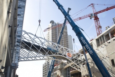 Une passerelle de 31 m de longueur relie les deux îlots du nouveau centre commercial Beaugrenelle