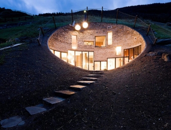 Logement insolite : une maison troglodyte en Suisse
